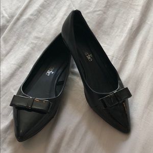 Black flat with bow